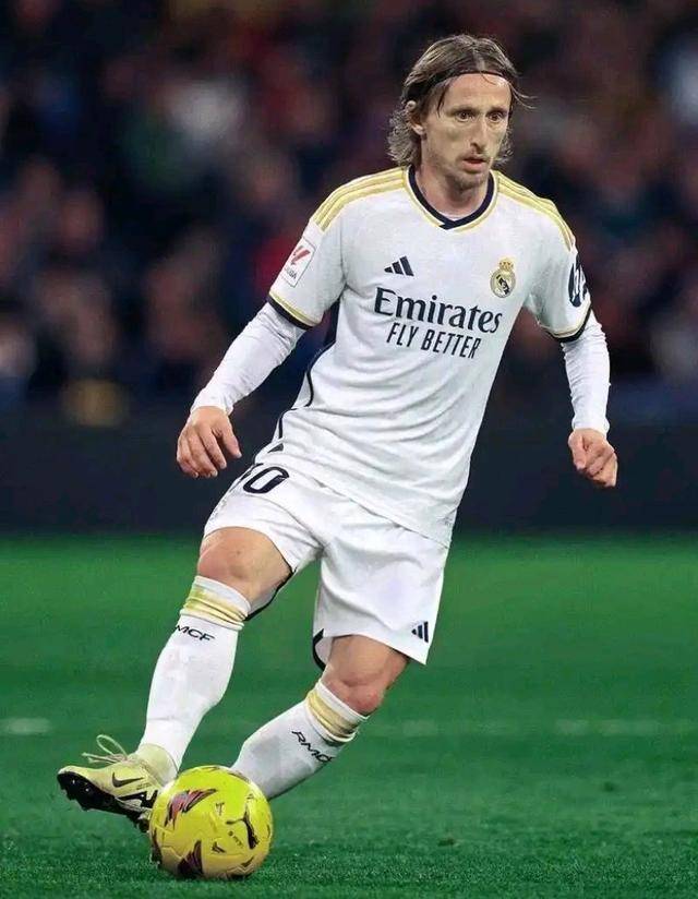 拜仁快速传球移动致对手防线瓦解